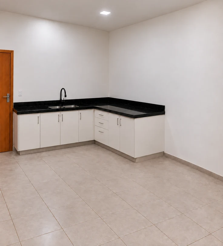 Simulação conceitual da cozinha antes da reforma, com paredes brancas lisas, pia e bancada preta, armários inferiores simples e piso cerâmico bege