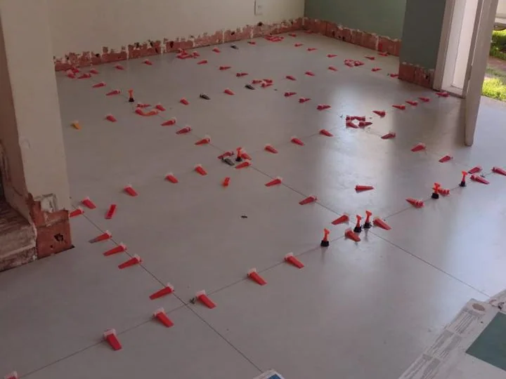 Assentamento de piso com niveladores durante a obra