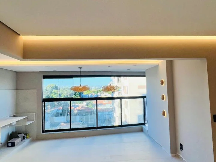 Teto de gesso com iluminação indireta em ambiente em acabamento