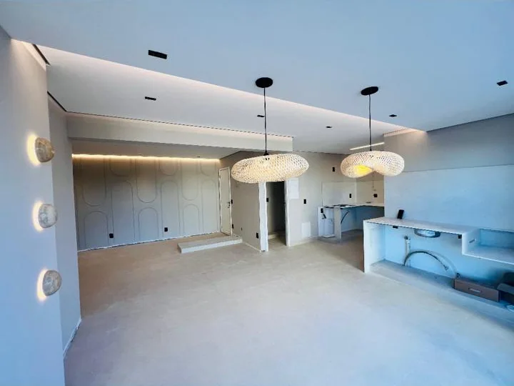 Vista de ambiente em acabamento com piso, gesso e iluminação