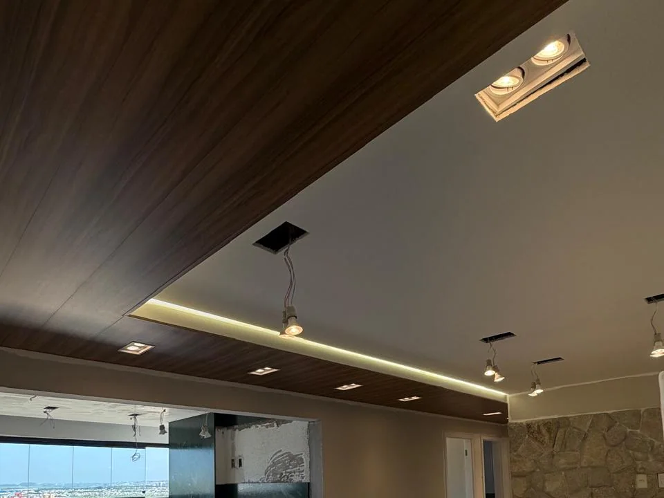 Teto com pontos elétricos e iluminação em montagem