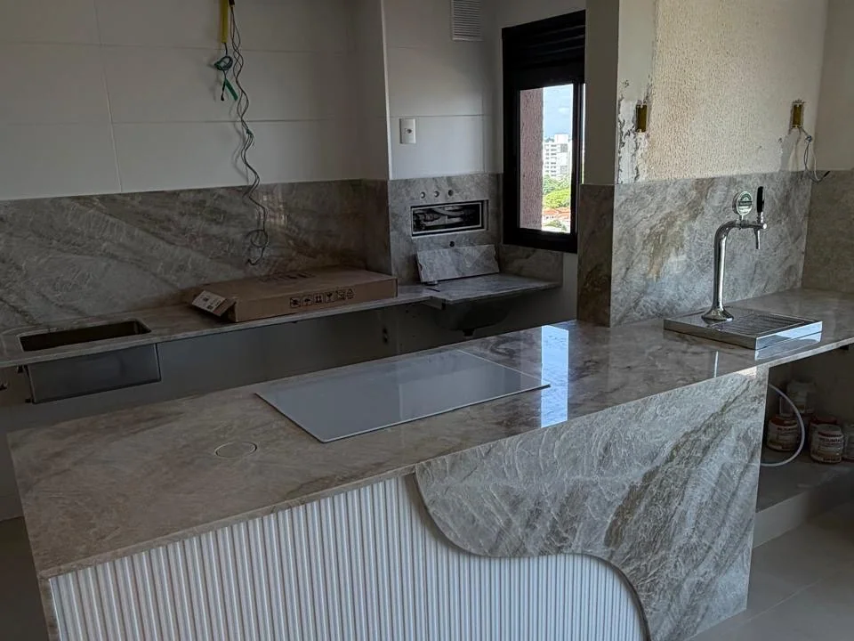 Cozinha em acabamento com bancada, cuba e revestimentos, com instalações pendentes